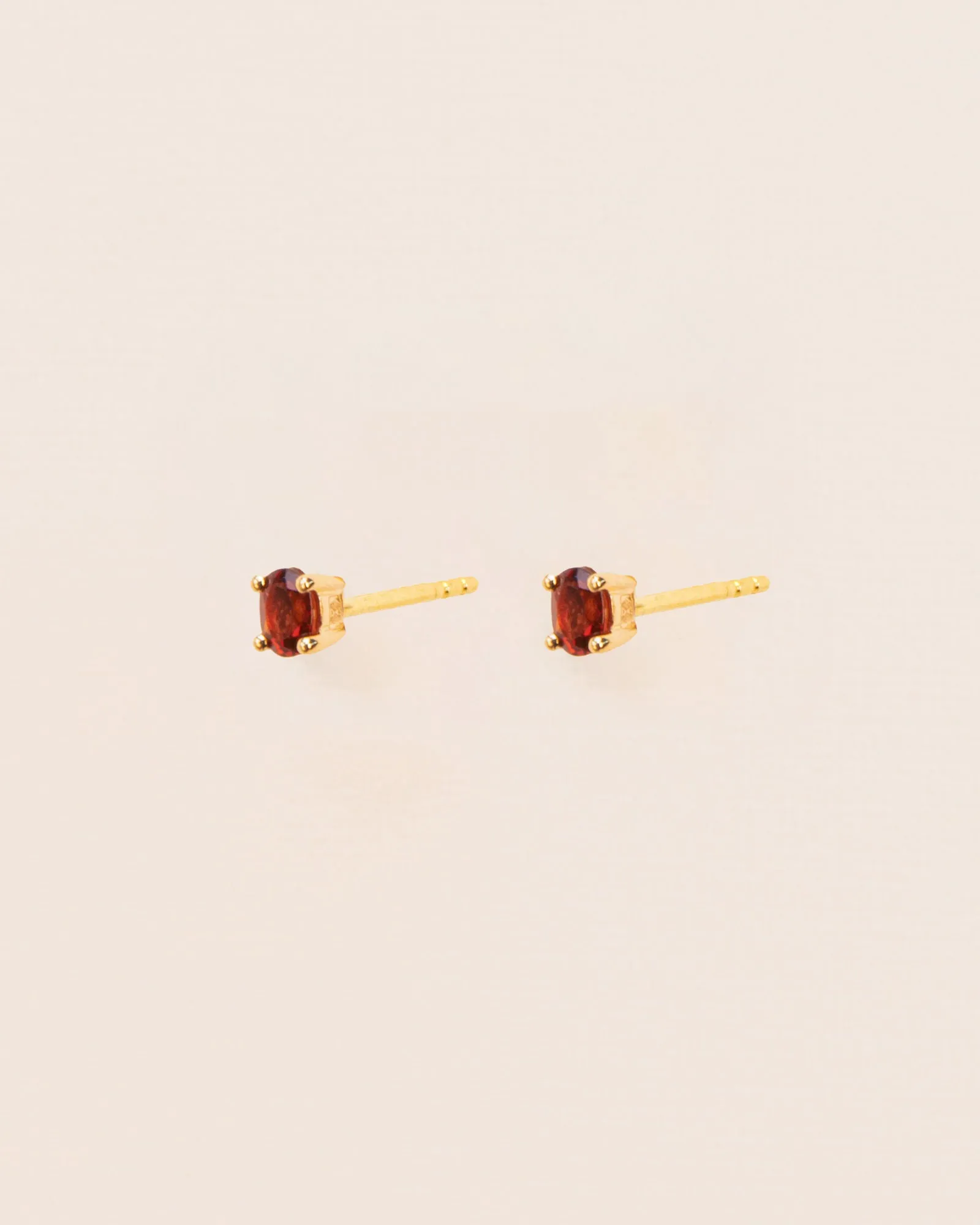 18K Simple Gold Studs w. Red Garnet