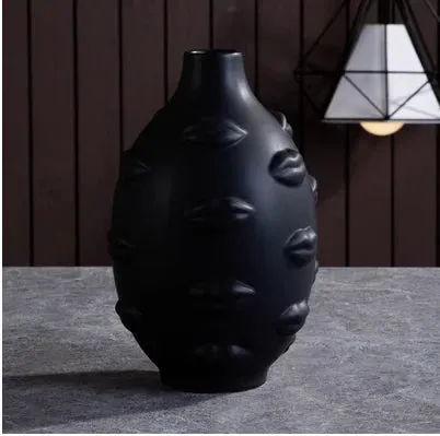 Lip Lock Vase